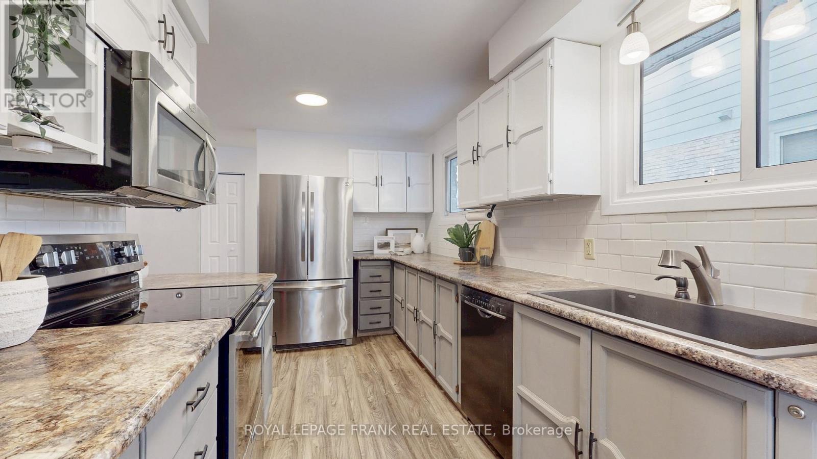 Subway Tile Backsplash - 732 Annapolis Avenue, Oshawa (Mclaughlin), ON - Indoor Photo Showing Kitchen With Stainless Steel Kitchen With Upgraded Kitchen