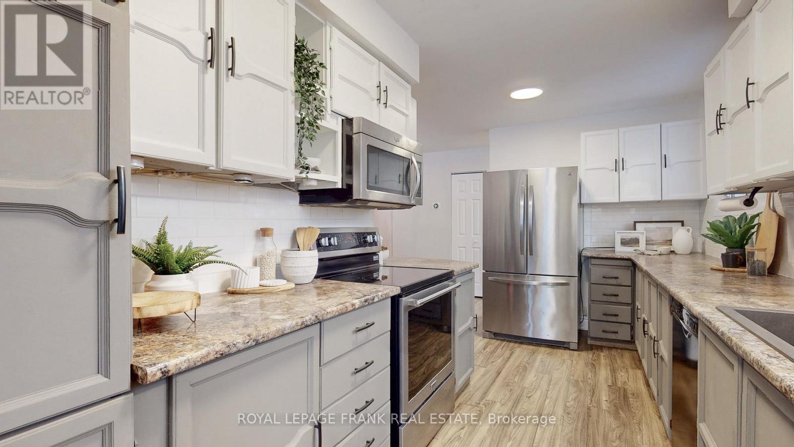 732 Annapolis Avenue, Oshawa (Mclaughlin), ON - Indoor Photo Showing Kitchen With Stainless Steel Kitchen With Upgraded Kitchen