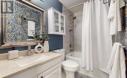 Renovated 4pc Bathroom with Deep Soaker Tub -
