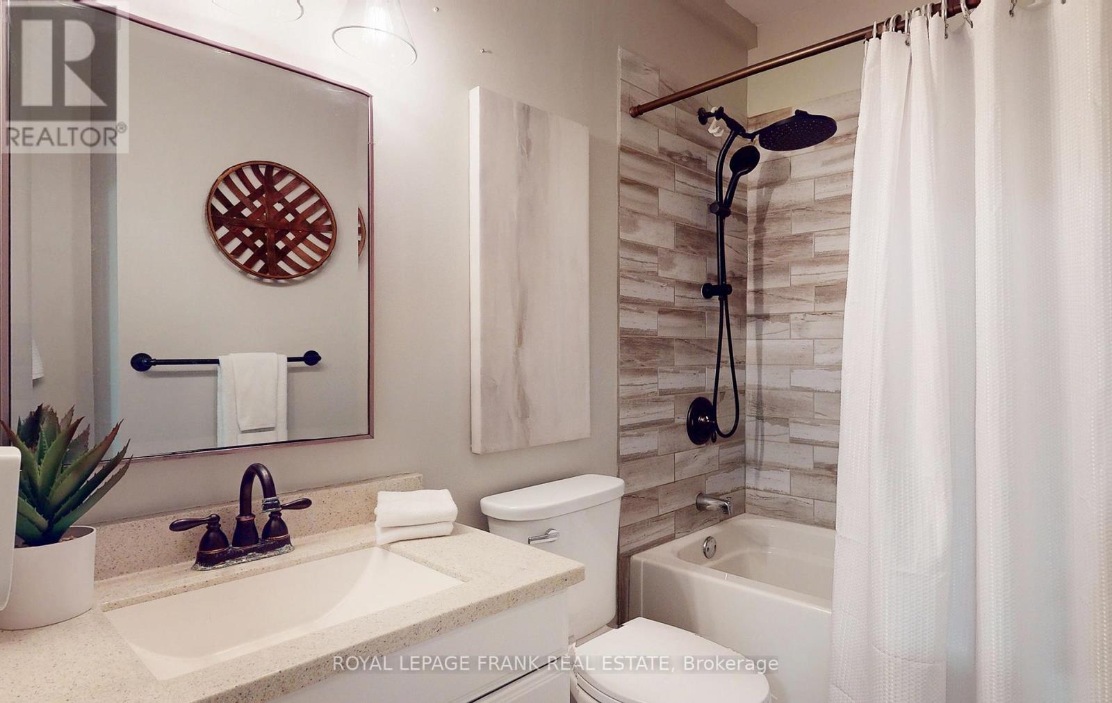 Renovated 4pc Bathrooom with Deep Soaker Tub - 732 Annapolis Avenue, Oshawa (Mclaughlin), ON - Indoor Photo Showing Bathroom