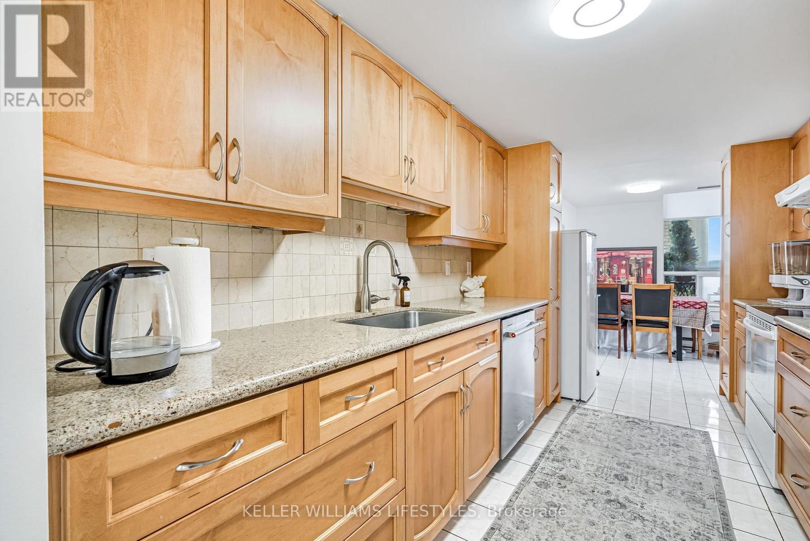 802 - 1510 Richmond Street, London North (North G), ON - Indoor Photo Showing Kitchen