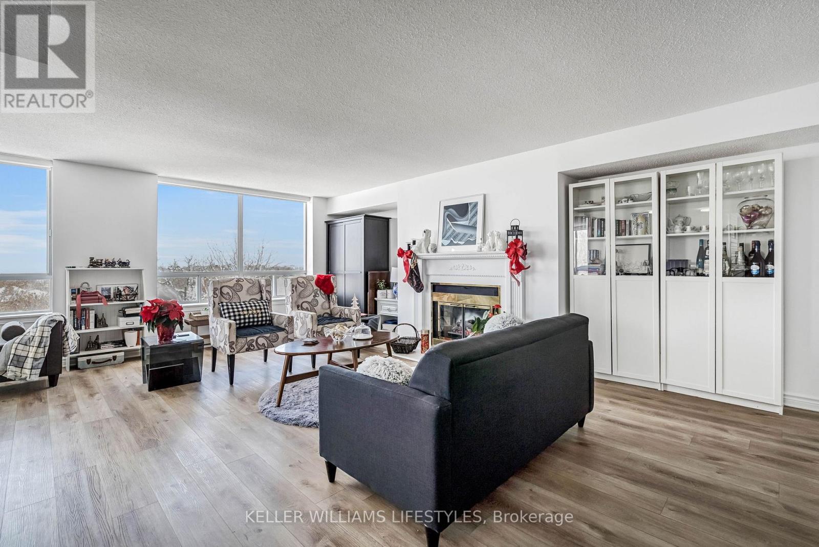 802 - 1510 Richmond Street, London North (North G), ON - Indoor Photo Showing Living Room With Fireplace