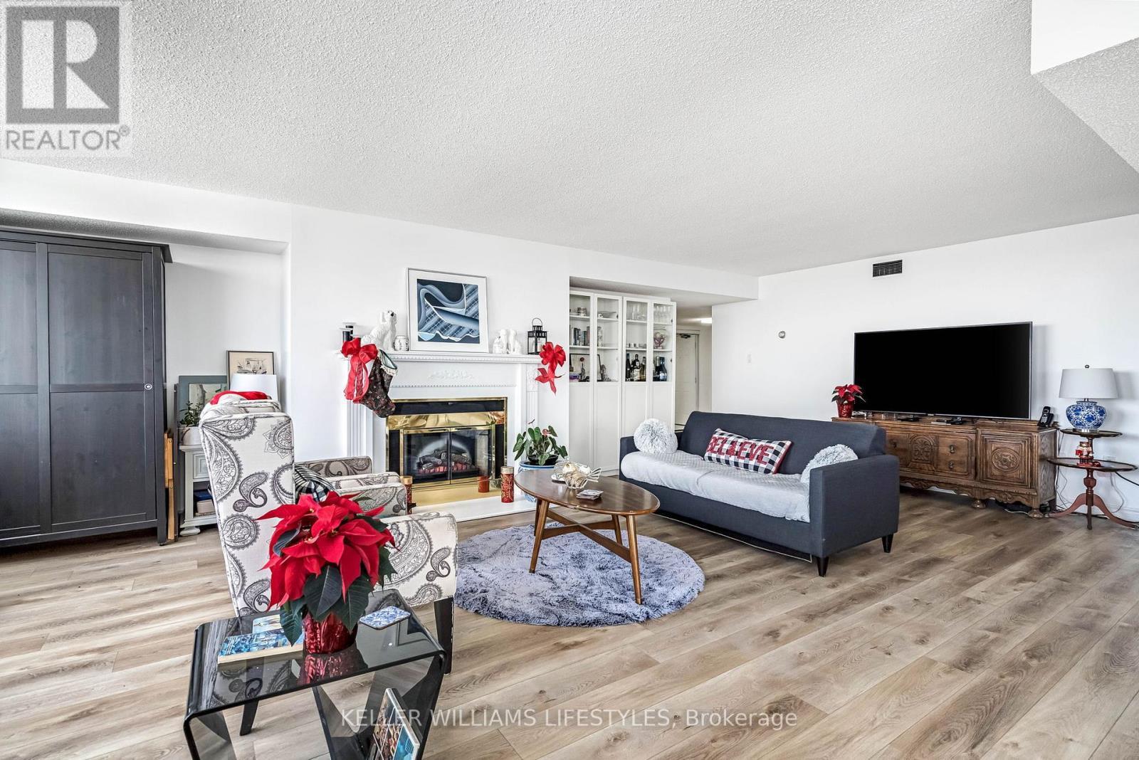 802 - 1510 Richmond Street, London North (North G), ON - Indoor Photo Showing Living Room With Fireplace