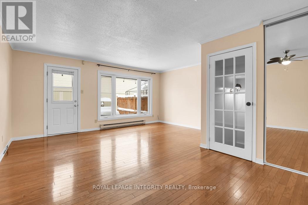 1312 Alness Court, Ottawa, ON - Indoor Photo Showing Living Room
