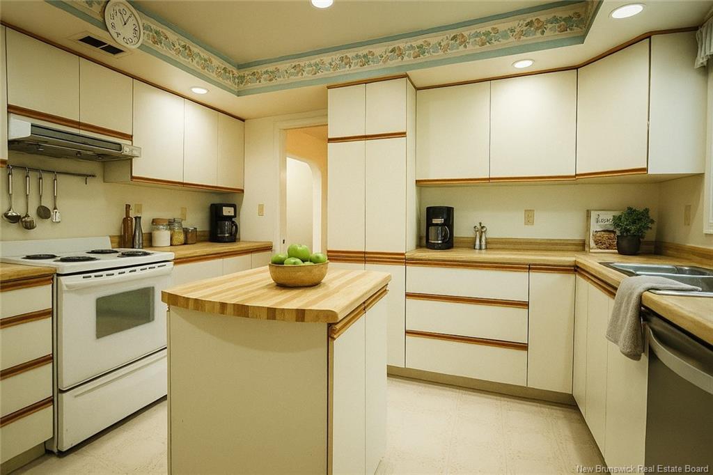 8 Tennis Court Rd, Rothesay, NB