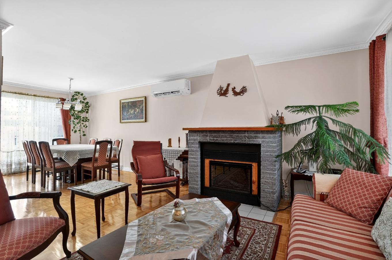 Salon - 17790 Rue Antoine-Faucon, Montréal (Pierrefonds-Roxboro), QC - Indoor Photo Showing Other Room With Fireplace