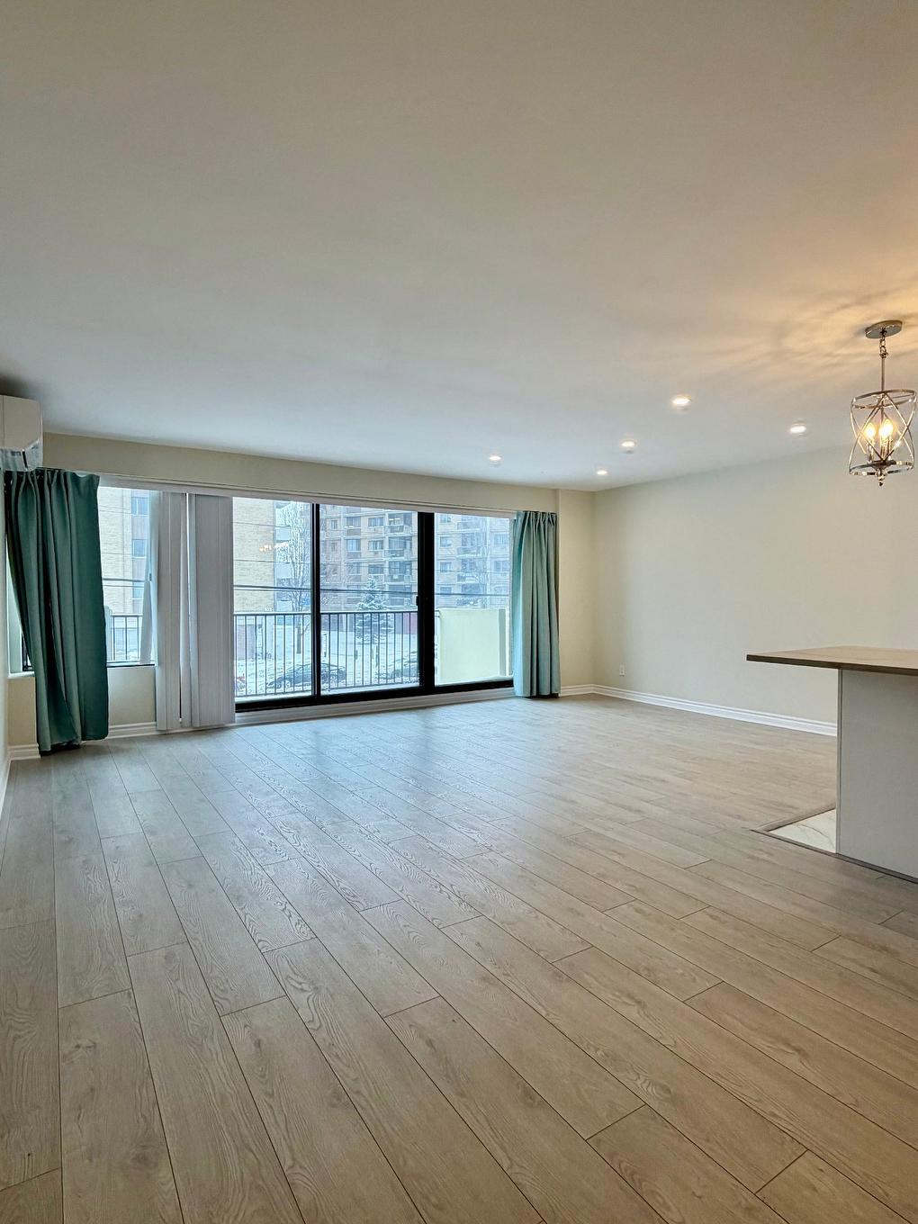 Salon - 204-7905 Ch. De La Côte-St-Luc, Côte-Saint-Luc, QC - Indoor Photo Showing Other Room