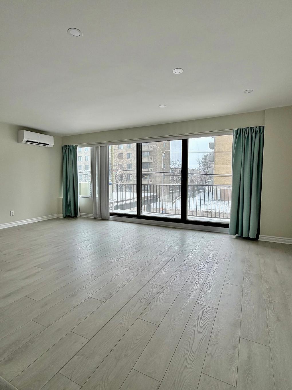 Salon - 204-7905 Ch. De La Côte-St-Luc, Côte-Saint-Luc, QC - Indoor