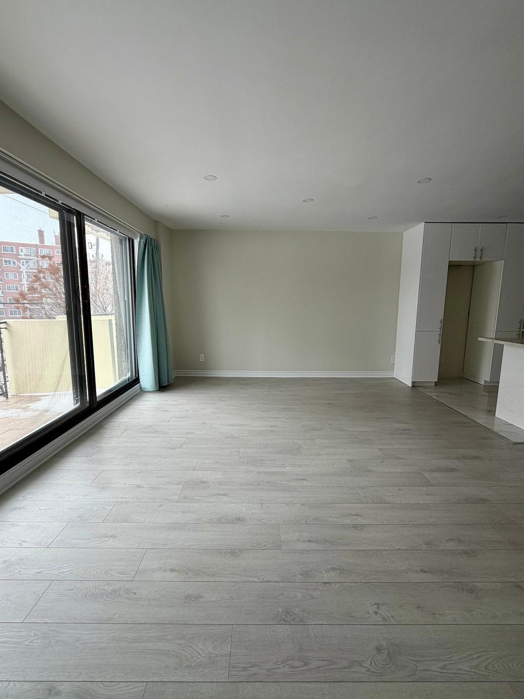 Salon - 204-7905 Ch. De La Côte-St-Luc, Côte-Saint-Luc, QC - Indoor Photo Showing Other Room