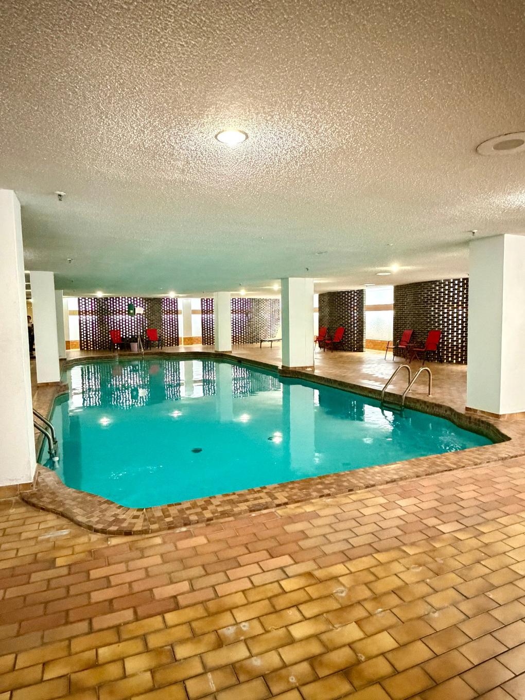 Piscine - 204-7905 Ch. De La Côte-St-Luc, Côte-Saint-Luc, QC - Indoor Photo Showing Other Room With In Ground Pool