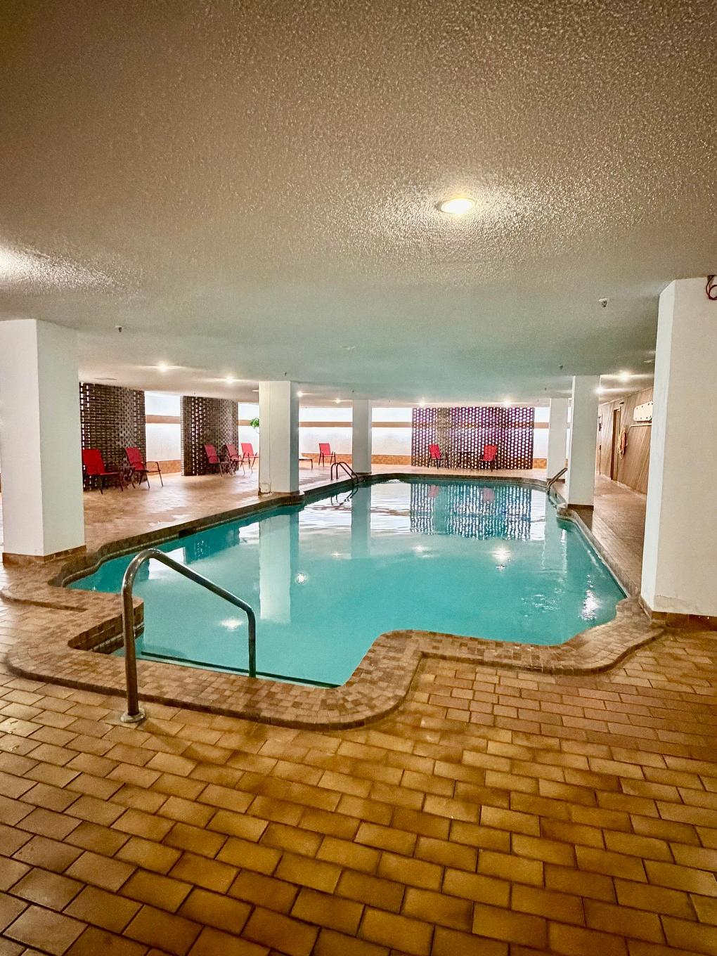 Piscine - 204-7905 Ch. De La Côte-St-Luc, Côte-Saint-Luc, QC - Indoor Photo Showing Other Room With In Ground Pool