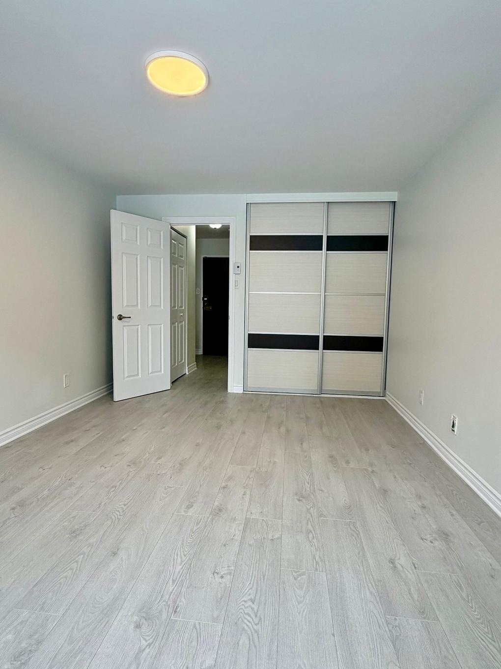 Chambre à coucher - 204-7905 Ch. De La Côte-St-Luc, Côte-Saint-Luc, QC - Indoor Photo Showing Other Room