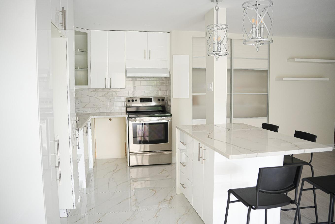 Cuisine - 204-7905 Ch. De La Côte-St-Luc, Côte-Saint-Luc, QC - Indoor Photo Showing Kitchen With Upgraded Kitchen