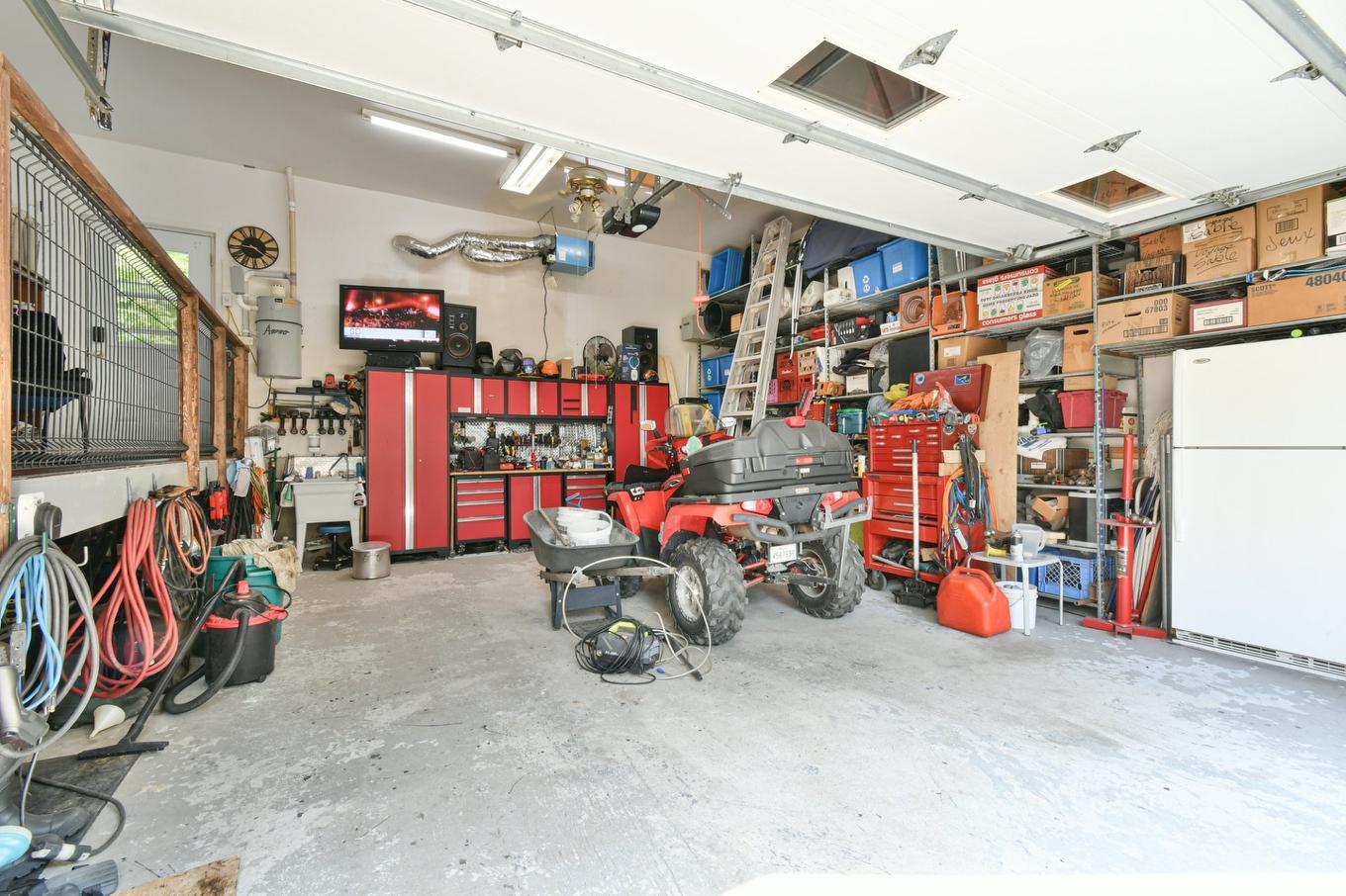 Garage - 744 Rue De Fribourg, Sainte-Adèle, QC - Indoor Photo Showing Garage