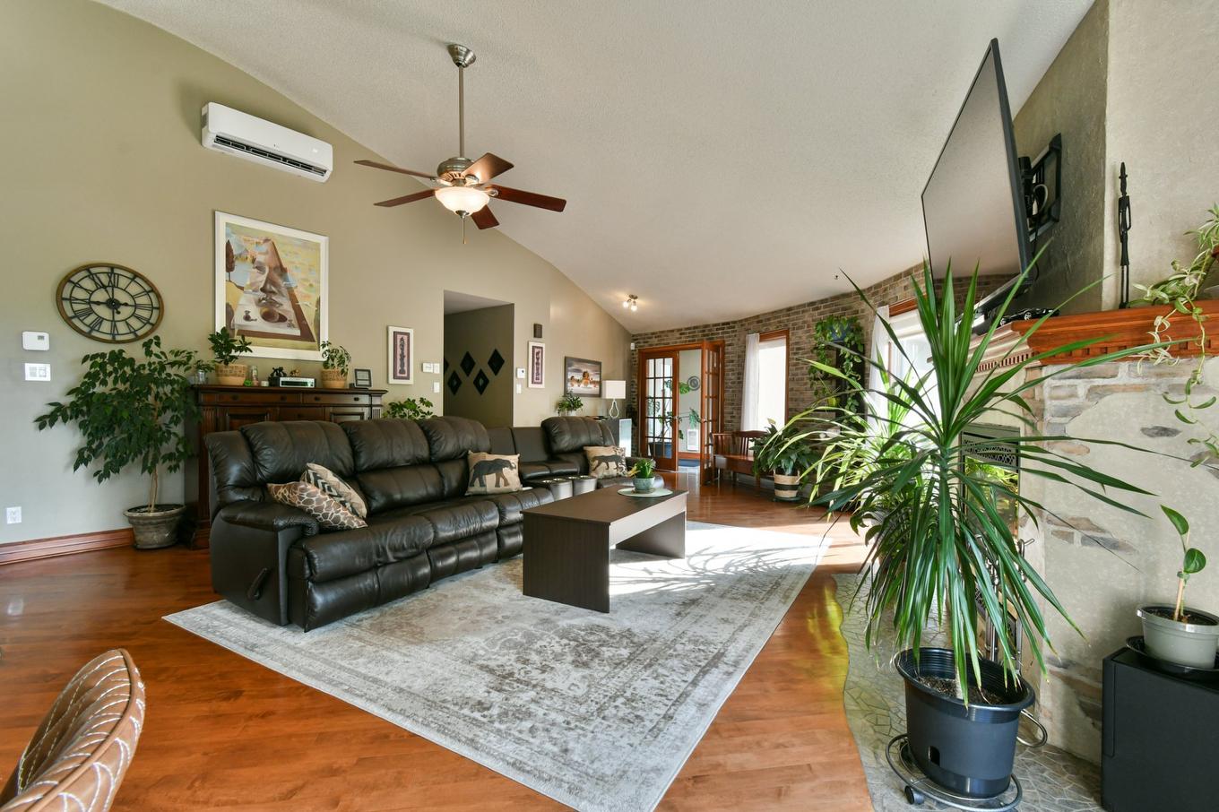 Living room - 744 Rue De Fribourg, Sainte-Adèle, QC - Indoor Photo Showing Living Room