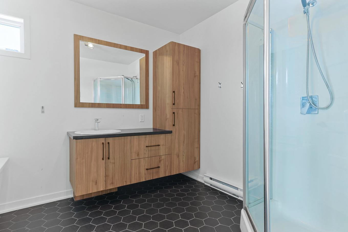 Salle de bains - 11 Rue Des Plaisanciers, Saint-Louis-De-Gonzague, QC - Indoor Photo Showing Bathroom