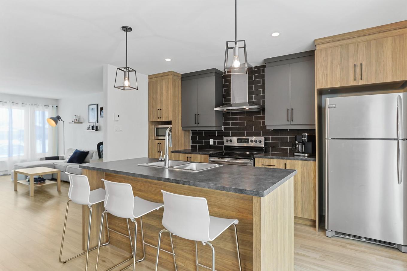Cuisine - 11 Rue Des Plaisanciers, Saint-Louis-De-Gonzague, QC - Indoor Photo Showing Kitchen With Double Sink With Upgraded Kitchen