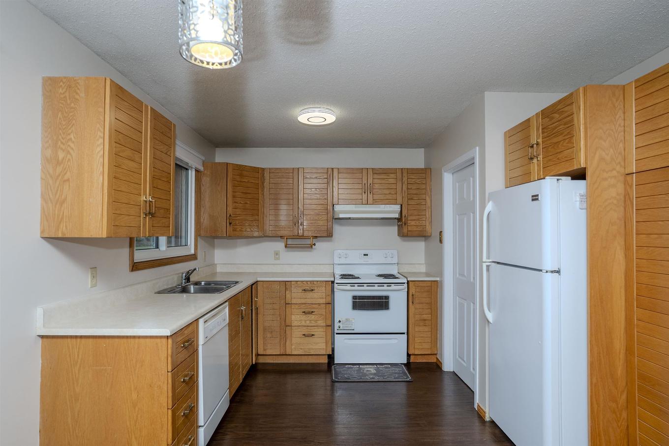 807 Superior Avenue, Thunder Bay, ON - Indoor Photo Showing Kitchen With Double Sink