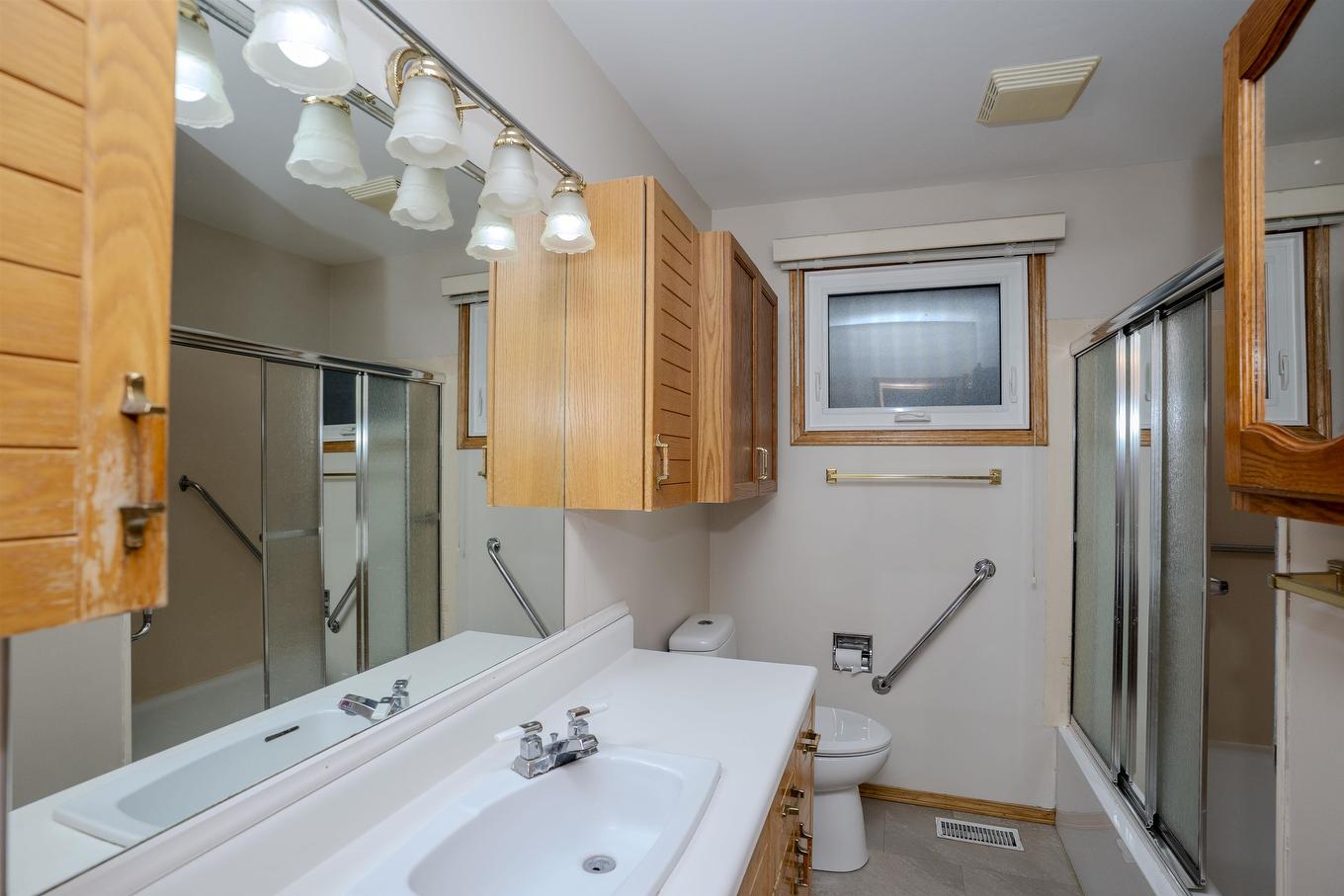 807 Superior Avenue, Thunder Bay, ON - Indoor Photo Showing Bathroom