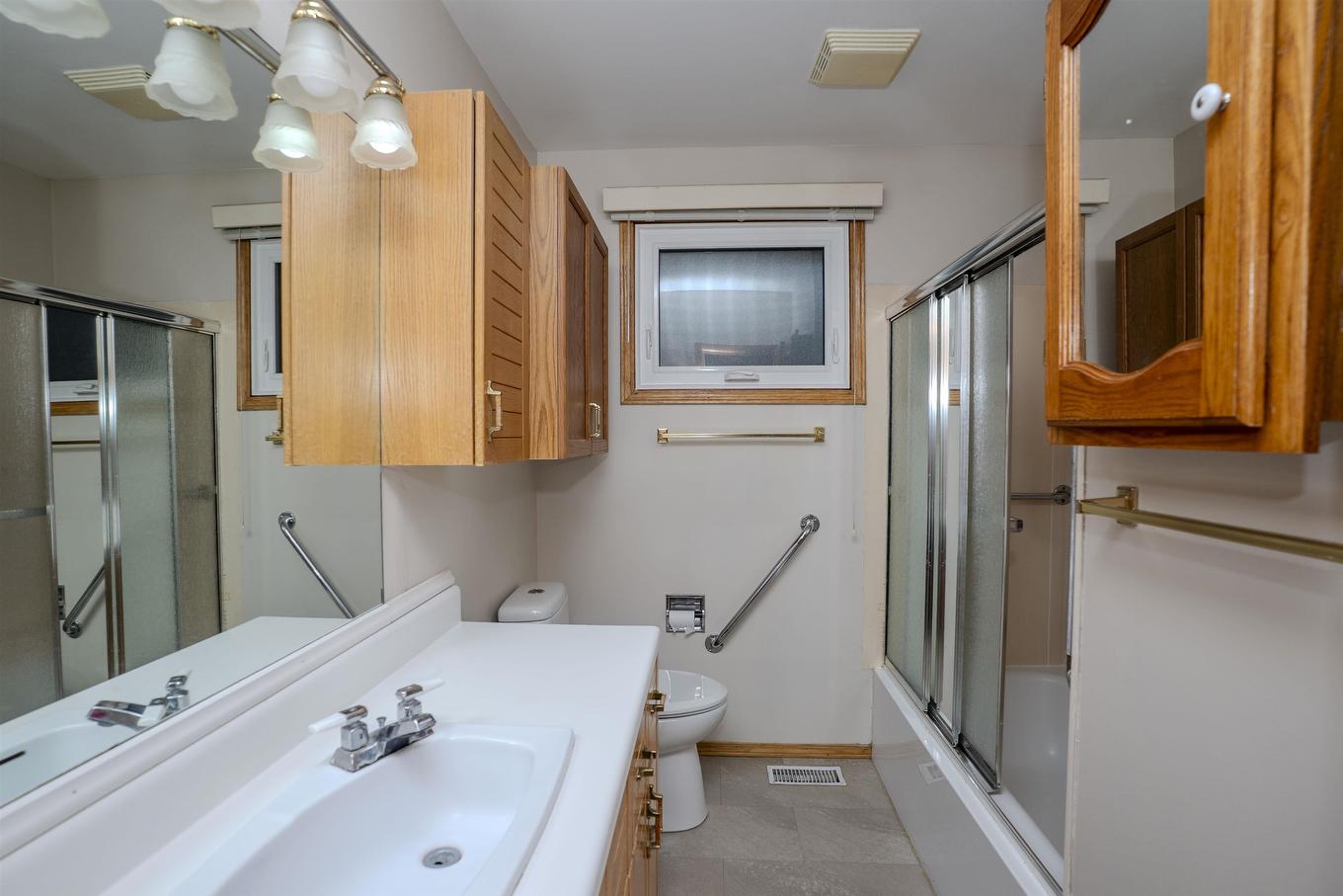 807 Superior Avenue, Thunder Bay, ON - Indoor Photo Showing Bathroom