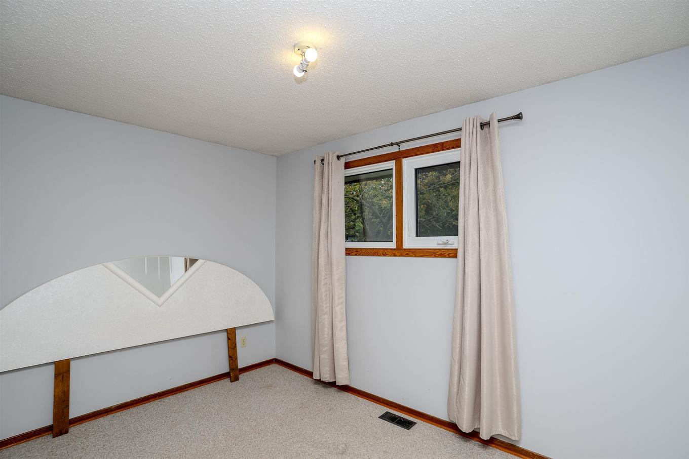 807 Superior Avenue, Thunder Bay, ON - Indoor Photo Showing Other Room