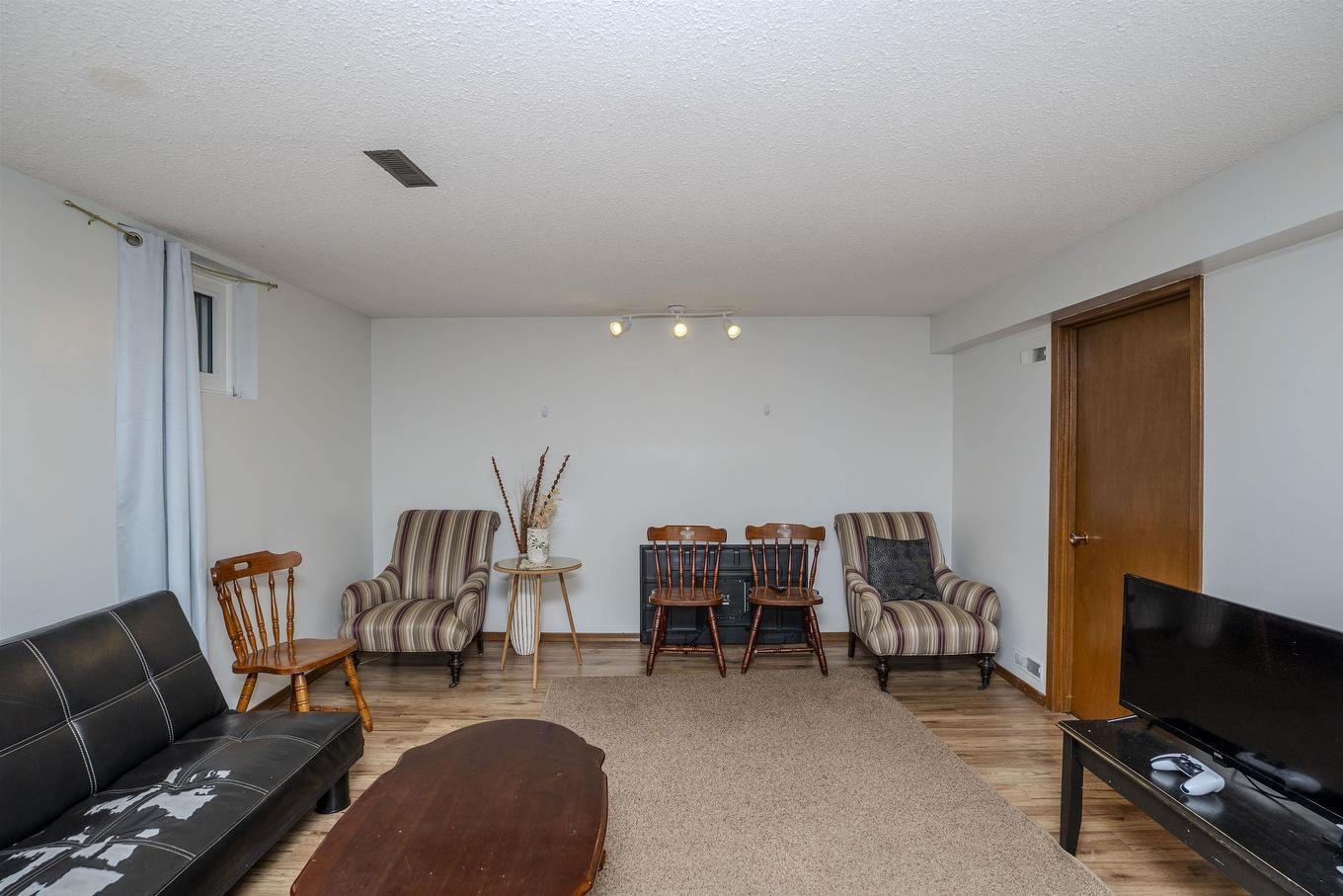 807 Superior Avenue, Thunder Bay, ON - Indoor Photo Showing Living Room