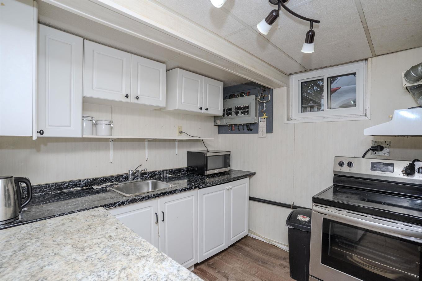 807 Superior Avenue, Thunder Bay, ON - Indoor Photo Showing Kitchen