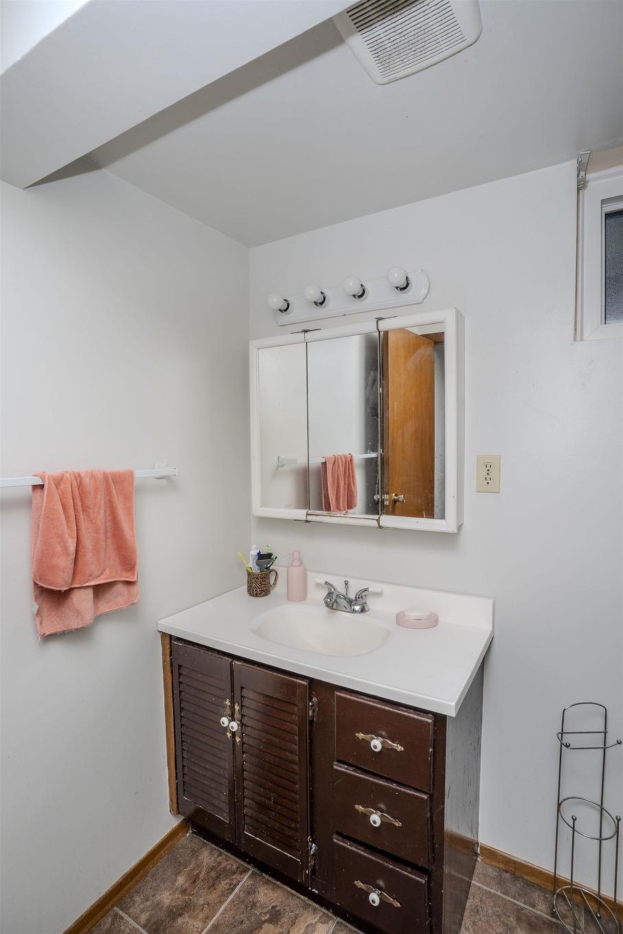 807 Superior Avenue, Thunder Bay, ON - Indoor Photo Showing Bathroom