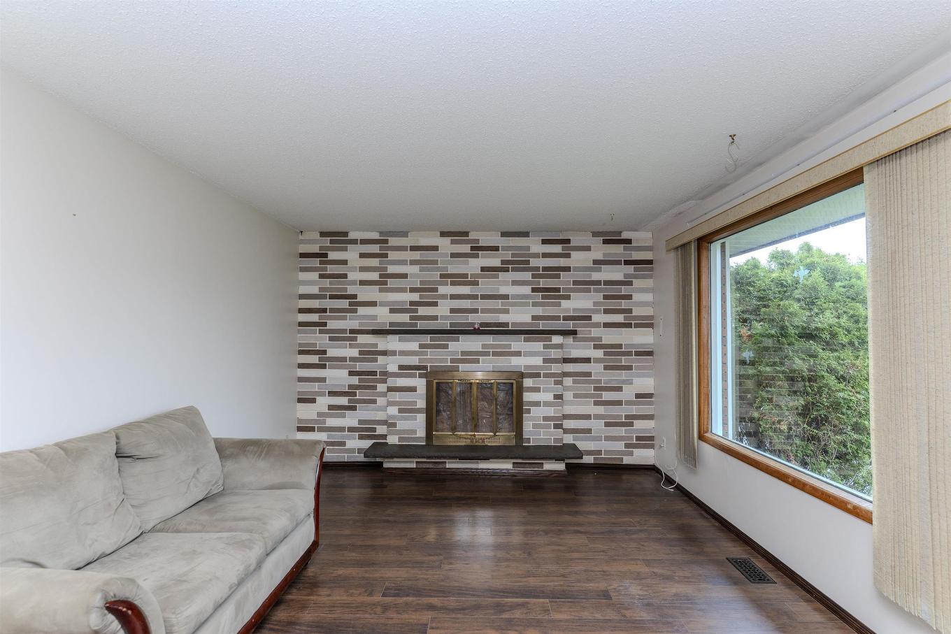 807 Superior Avenue, Thunder Bay, ON - Indoor Photo Showing Living Room With Fireplace