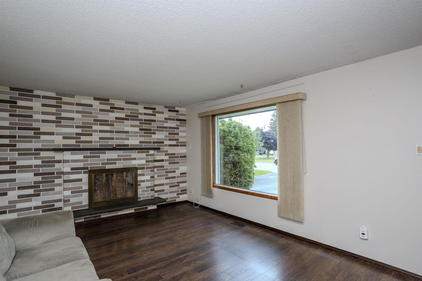 807 Superior Avenue, Thunder Bay, ON - Indoor Photo Showing Living Room With Fireplace