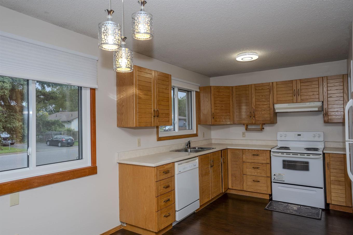 807 Superior Avenue, Thunder Bay, ON - Indoor Photo Showing Kitchen With Double Sink