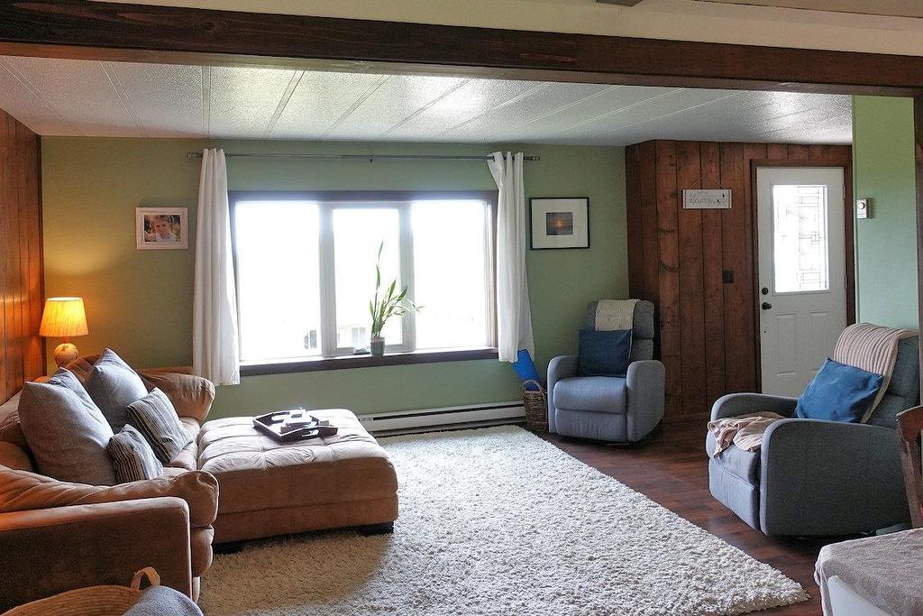160 Mokomon Road, Kakabeka Falls, ON - Indoor Photo Showing Living Room
