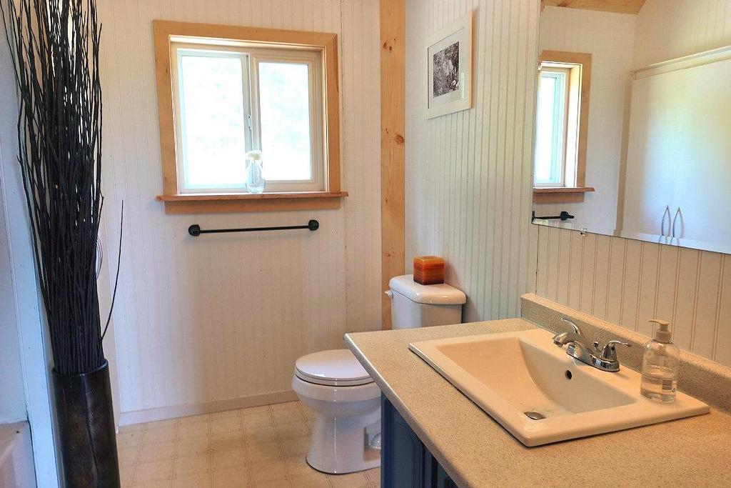 160 Mokomon Road, Kakabeka Falls, ON - Indoor Photo Showing Bathroom