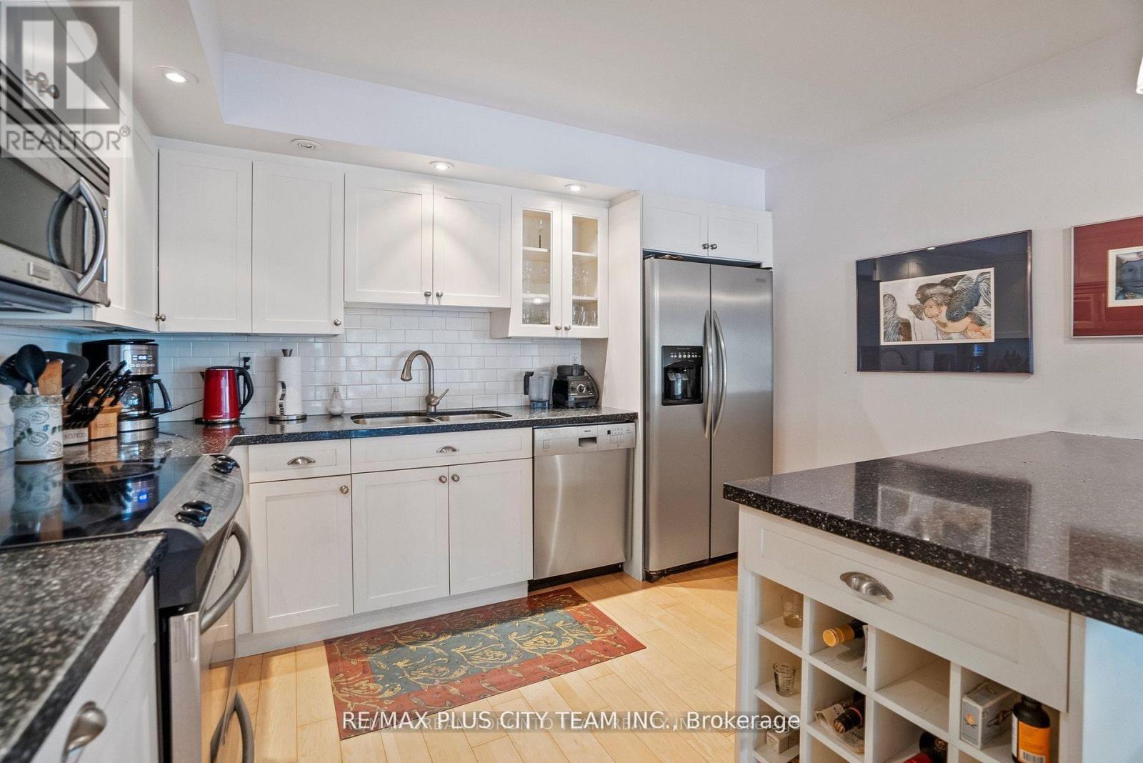 707 - 251 Queens Quay W, Toronto, ON - Indoor Photo Showing Kitchen