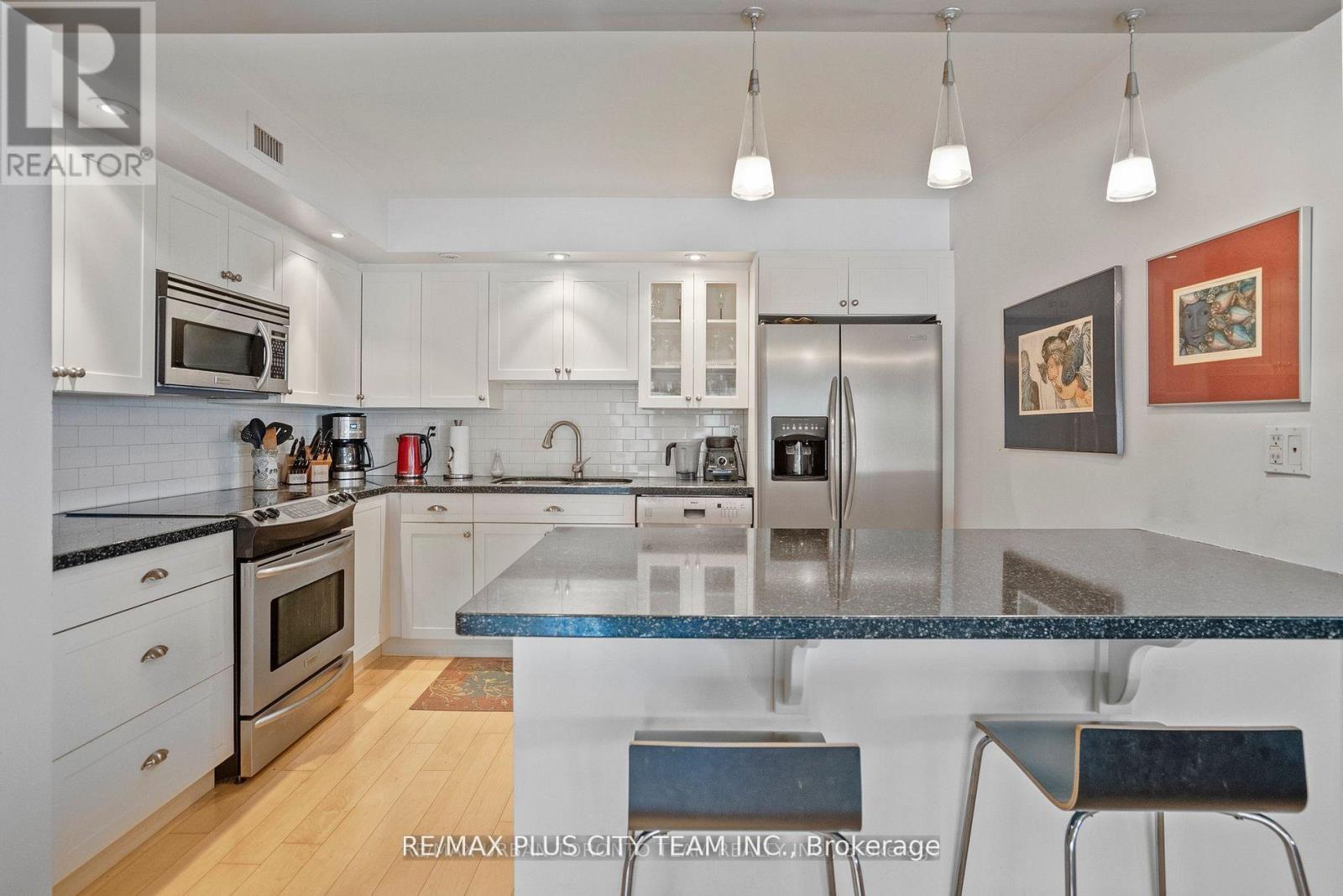 707 - 251 Queens Quay W, Toronto, ON - Indoor Photo Showing Kitchen With Upgraded Kitchen