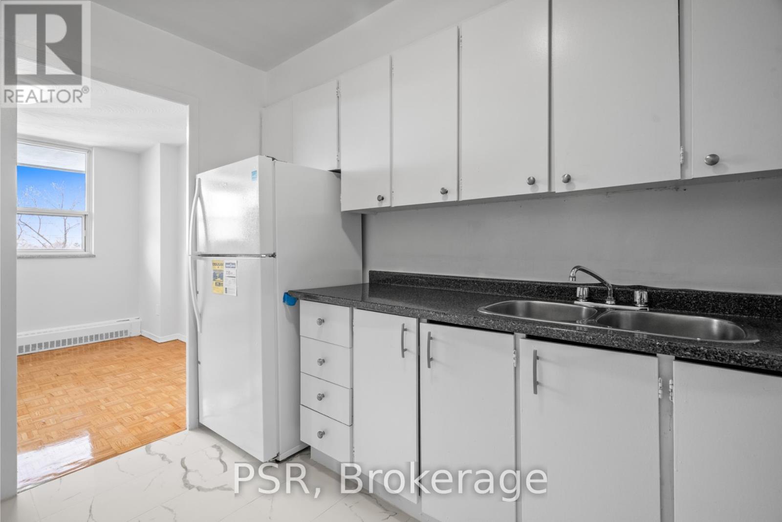 914 - 100 Rowena Drive, Toronto, ON - Indoor Photo Showing Kitchen With Double Sink