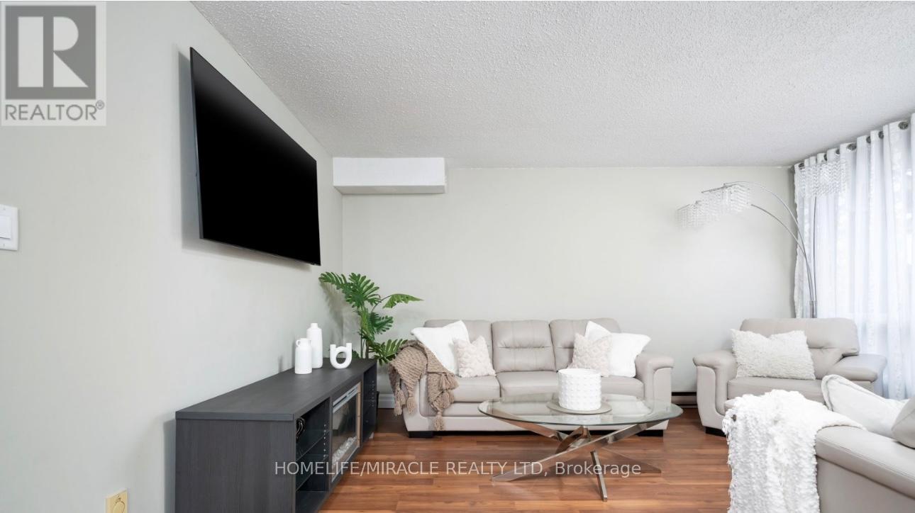 44 Glovers Road, Oshawa, ON - Indoor Photo Showing Living Room