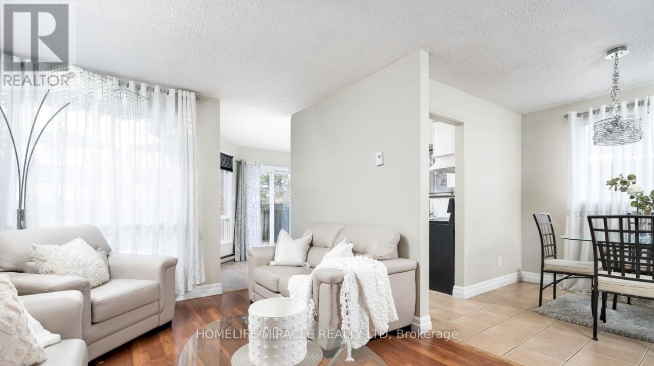 44 Glovers Road, Oshawa, ON - Indoor Photo Showing Living Room