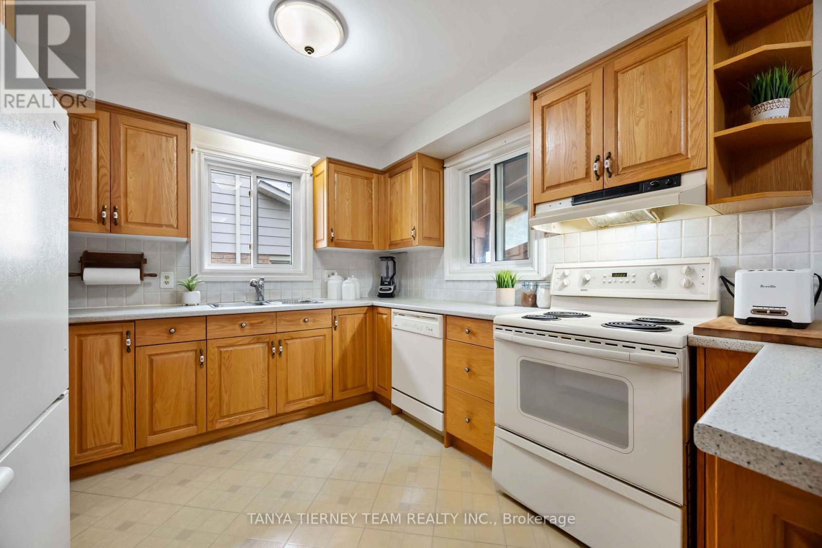 54 Chester Crescent, Scugog, ON - Indoor Photo Showing Kitchen With Double Sink
