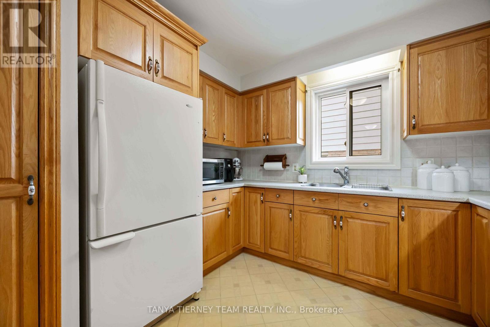 54 Chester Crescent, Scugog, ON - Indoor Photo Showing Kitchen With Double Sink