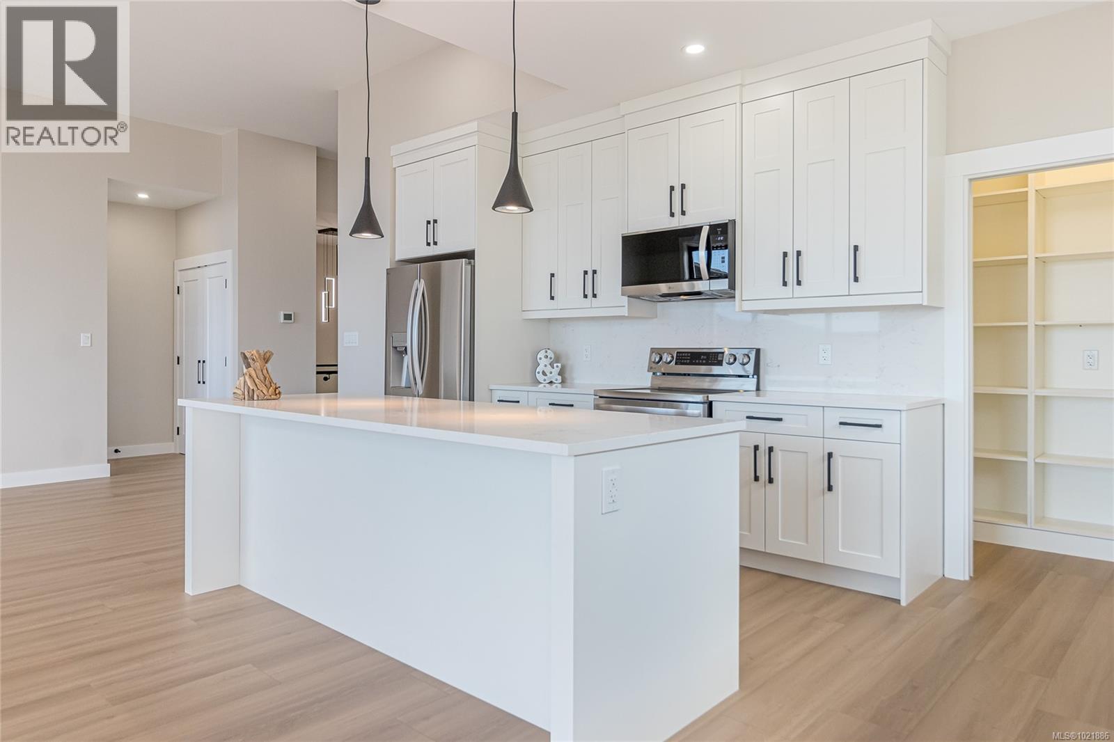 3195 Woodrush Dr, Duncan, BC - Indoor Photo Showing Kitchen With Upgraded Kitchen