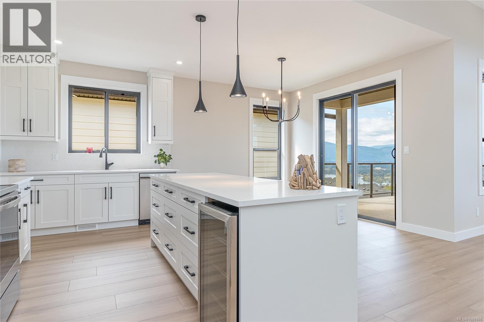 3195 Woodrush Dr, Duncan, BC - Indoor Photo Showing Kitchen With Upgraded Kitchen