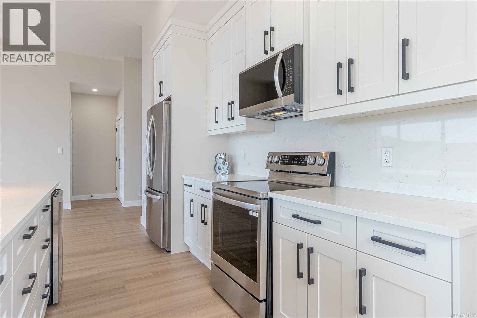 3195 Woodrush Dr, Duncan, BC - Indoor Photo Showing Kitchen With Upgraded Kitchen