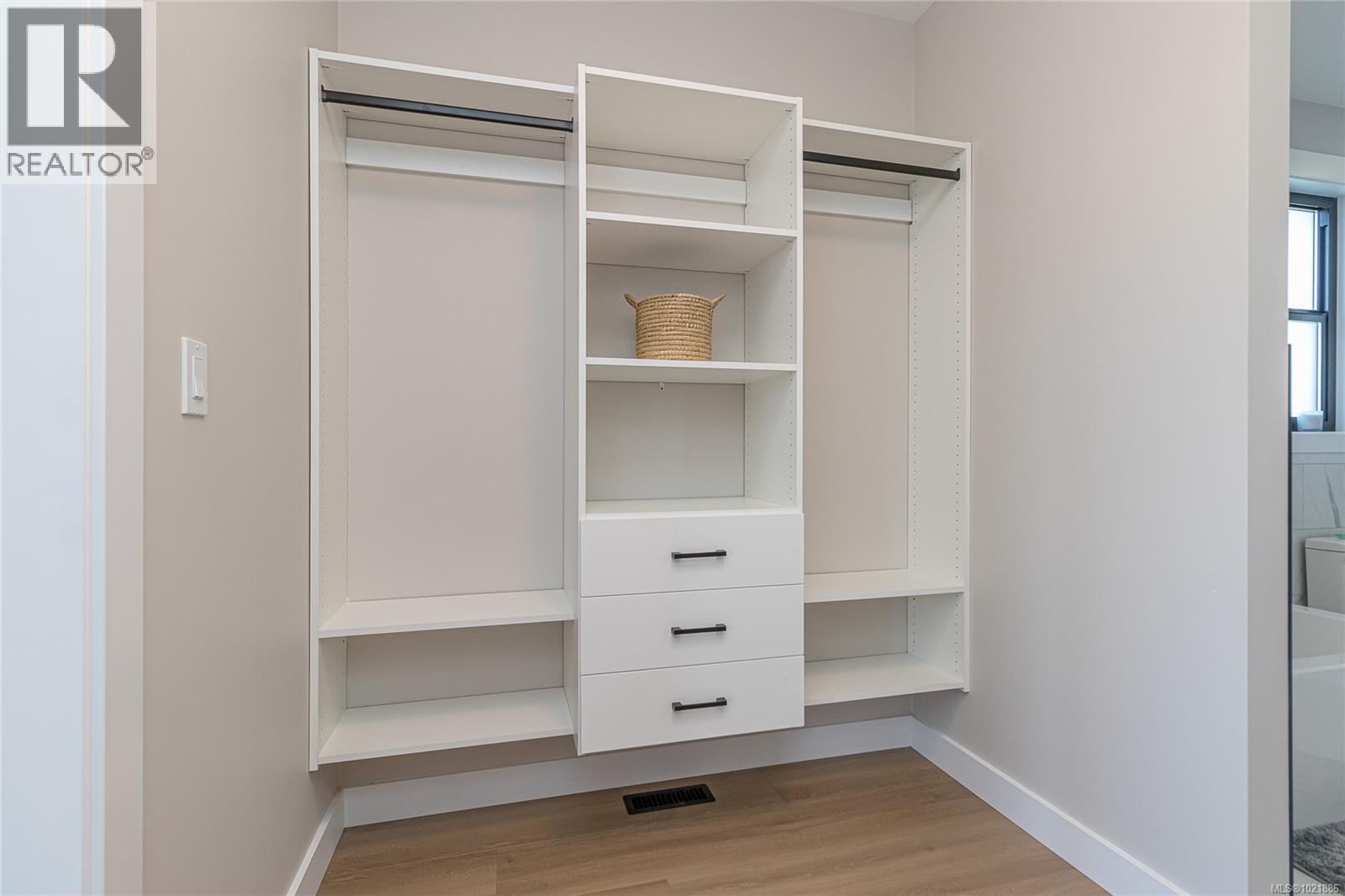 View of closet - 3195 Woodrush Dr, Duncan, BC - Indoor Photo Showing Other Room