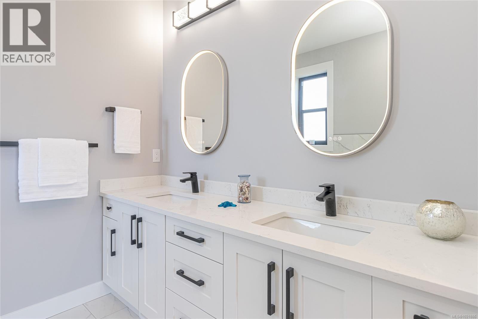 Full bath featuring double vanity and light tile patterned flooring - 3195 Woodrush Dr, Duncan, BC - Indoor Photo Showing Bathroom