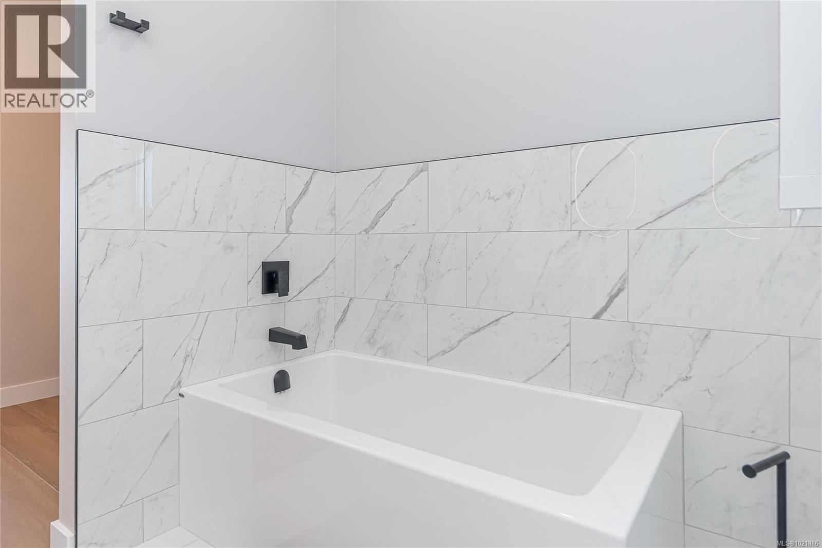 Full bathroom with a tub - 3195 Woodrush Dr, Duncan, BC - Indoor Photo Showing Bathroom