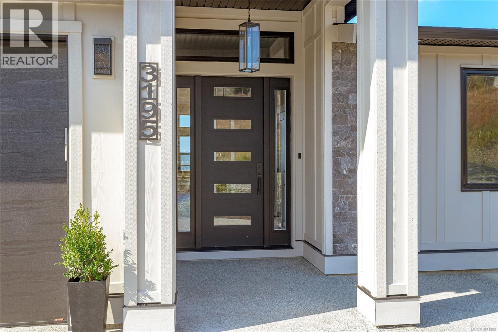 Doorway to property featuring covered porch - 3195 Woodrush Dr, Duncan, BC - Outdoor