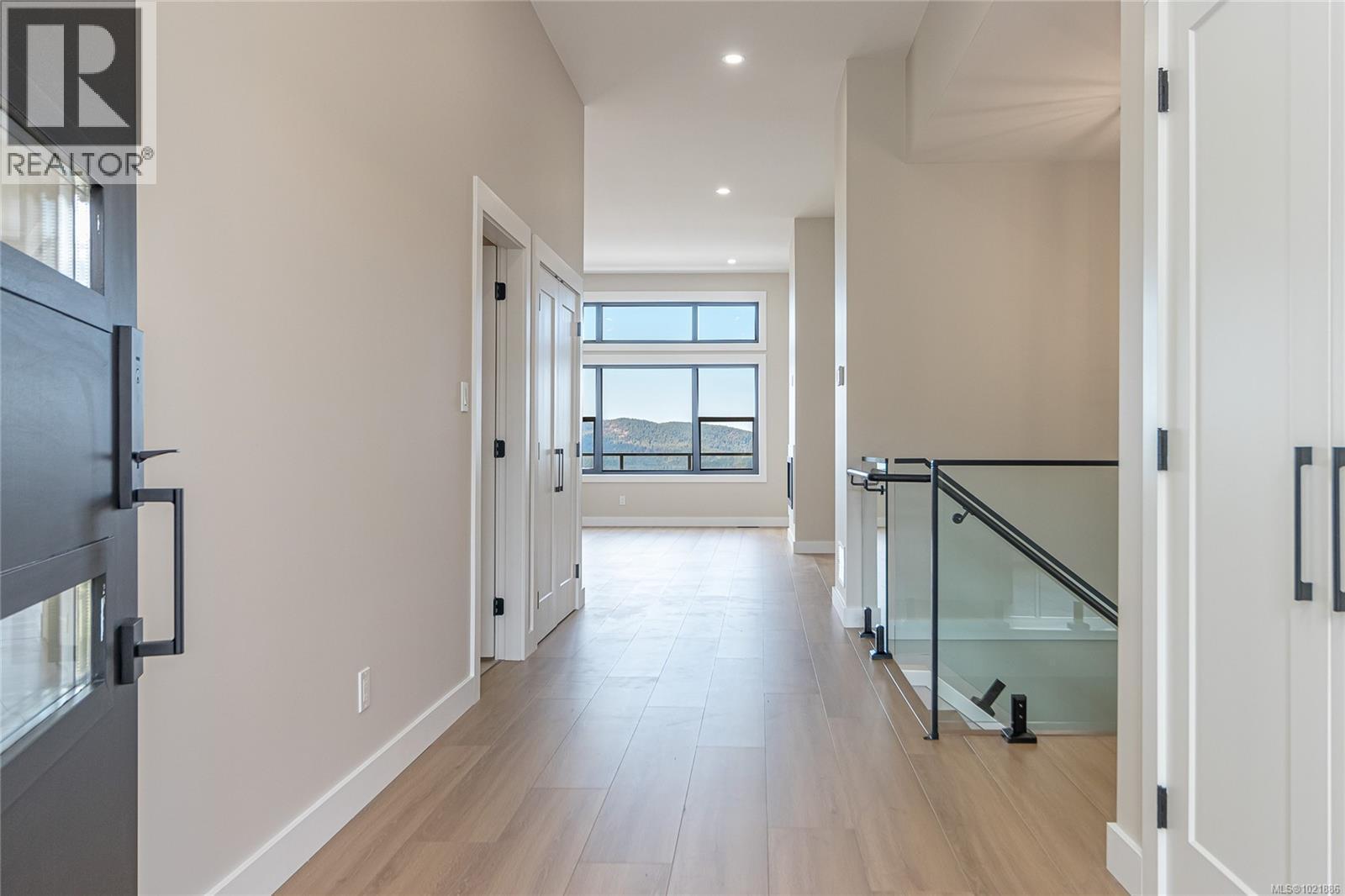 Step inside the front door - 3195 Woodrush Dr, Duncan, BC - Indoor Photo Showing Other Room