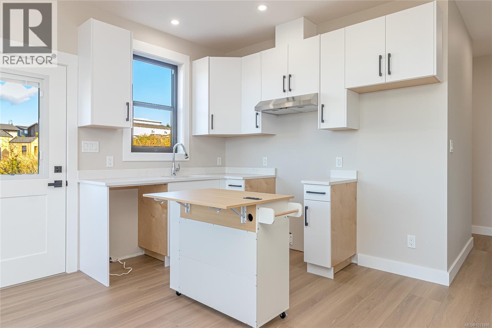 Kitchen of suite - 3195 Woodrush Dr, Duncan, BC - Indoor Photo Showing Kitchen