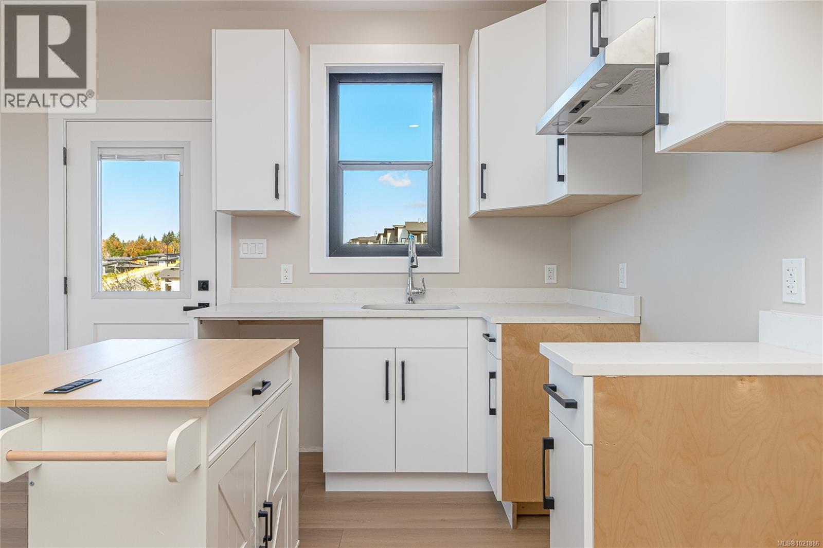 Kitchen of suite - 3195 Woodrush Dr, Duncan, BC - Indoor Photo Showing Kitchen